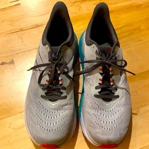 HOKA one one. M Arabia 5.